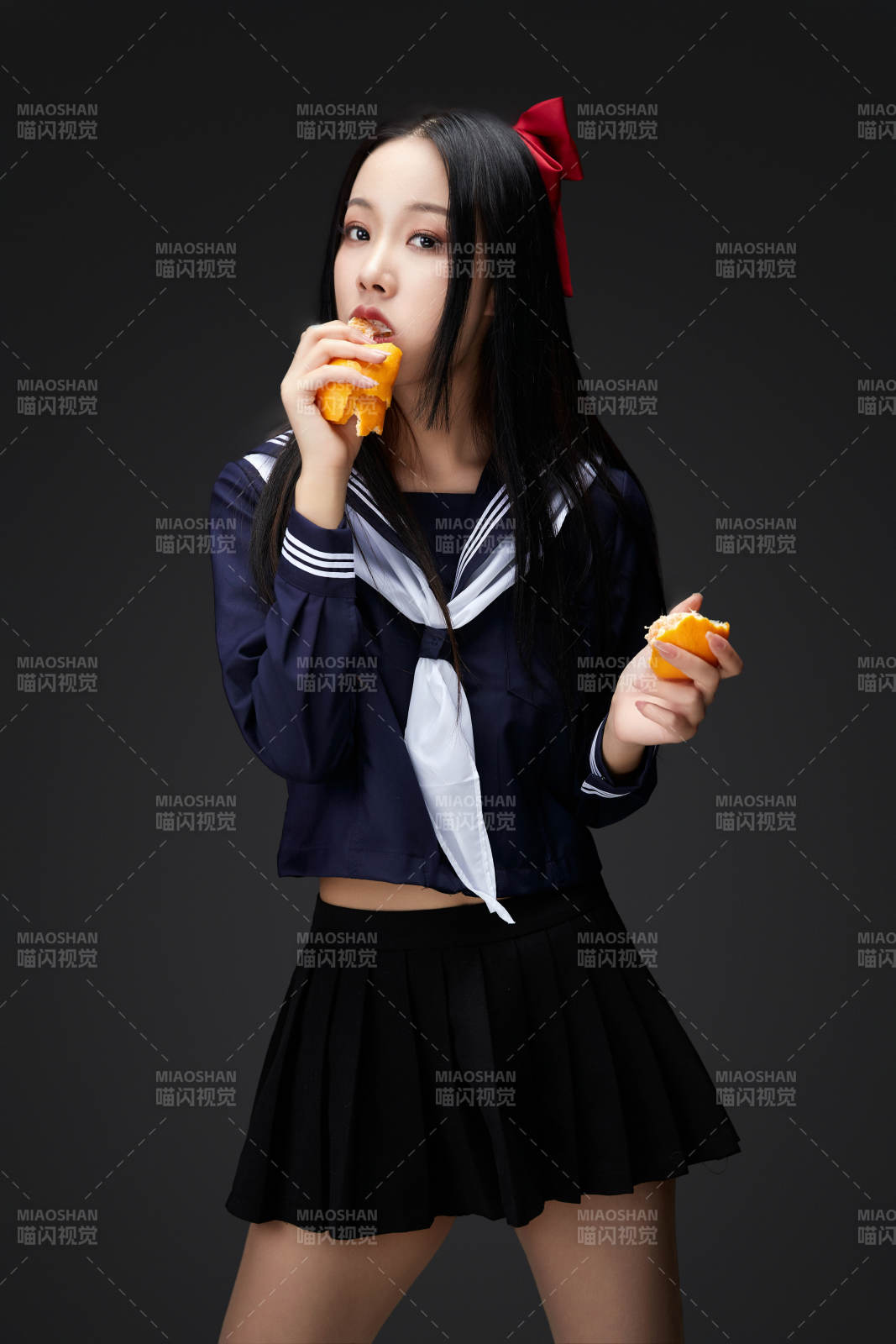 吃水果的亚洲东方长发少女