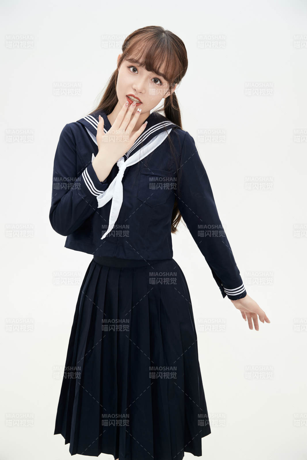 身穿日系高中制服的美丽少女