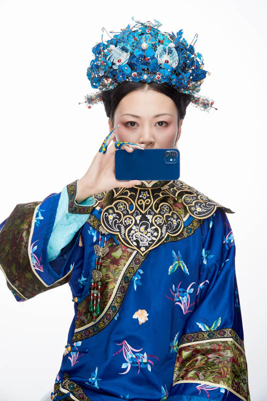 手持苹果手机的清代皇后古装造型