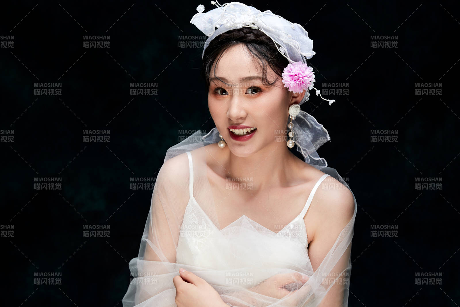 黑色背景下的女性復古婚紗妝面