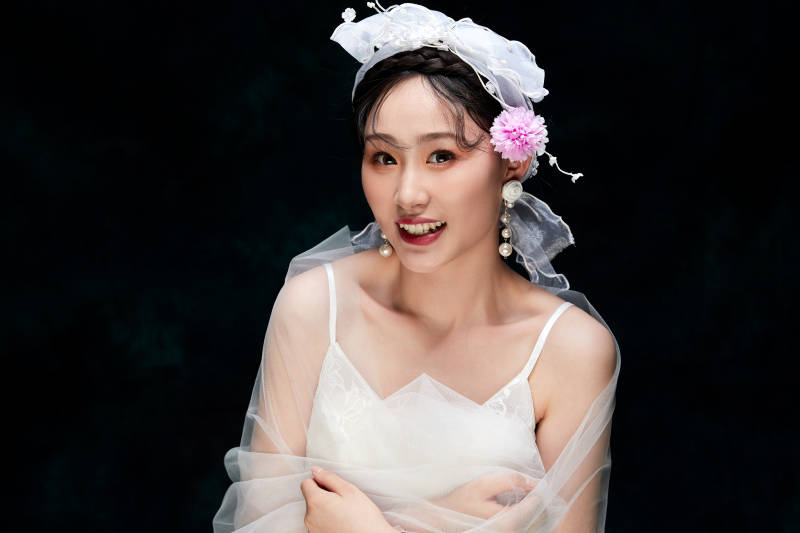 黑色背景下的女性复古婚纱妆面
