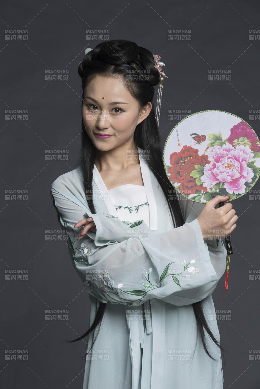 身穿古装的汉服女性人像汉服影棚拍摄图片