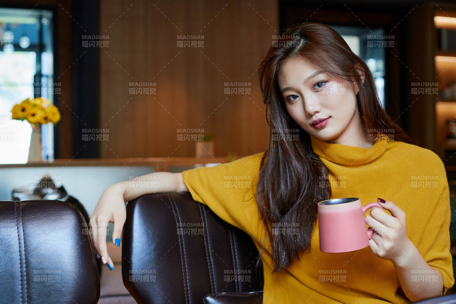 在图书咖啡馆阅读书籍的少女