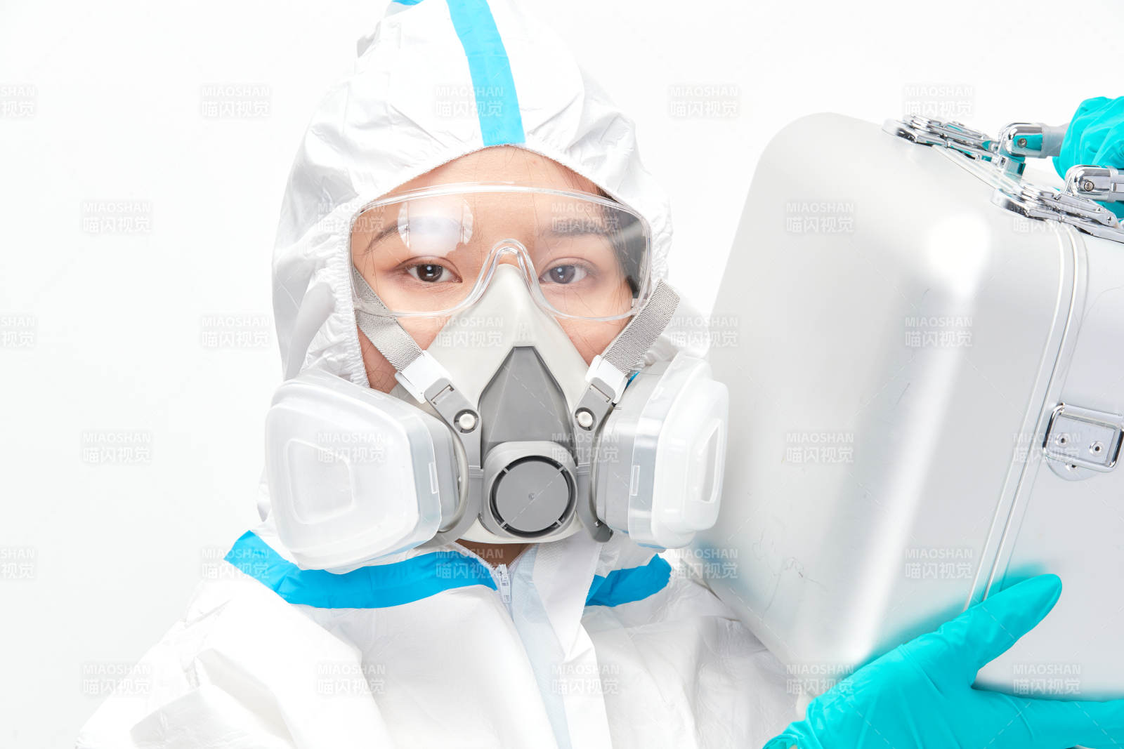 穿白色防護(hù)服佩戴護(hù)目鏡口罩的女性醫(yī)療人員