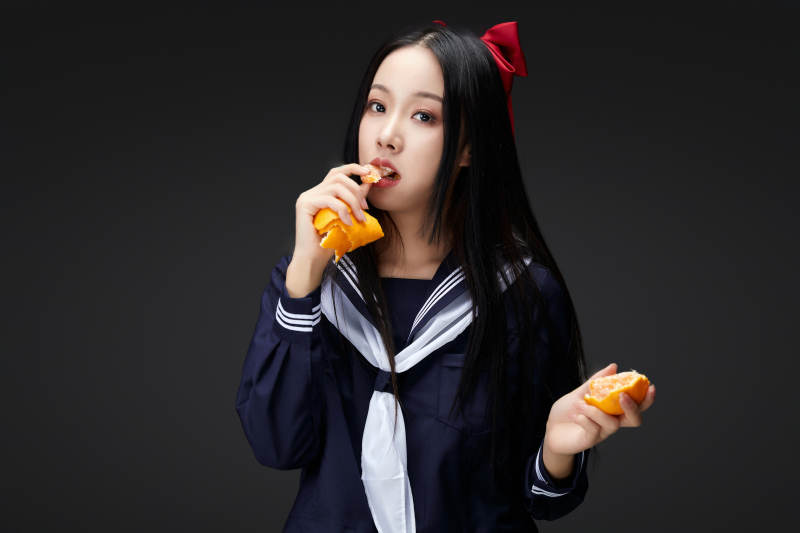 吃水果的亚洲东方长发少女