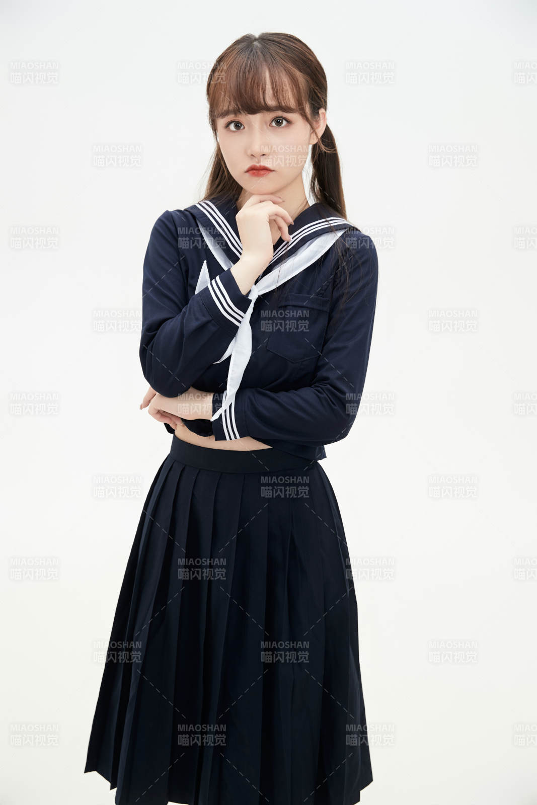身穿日系高中制服的美丽少女