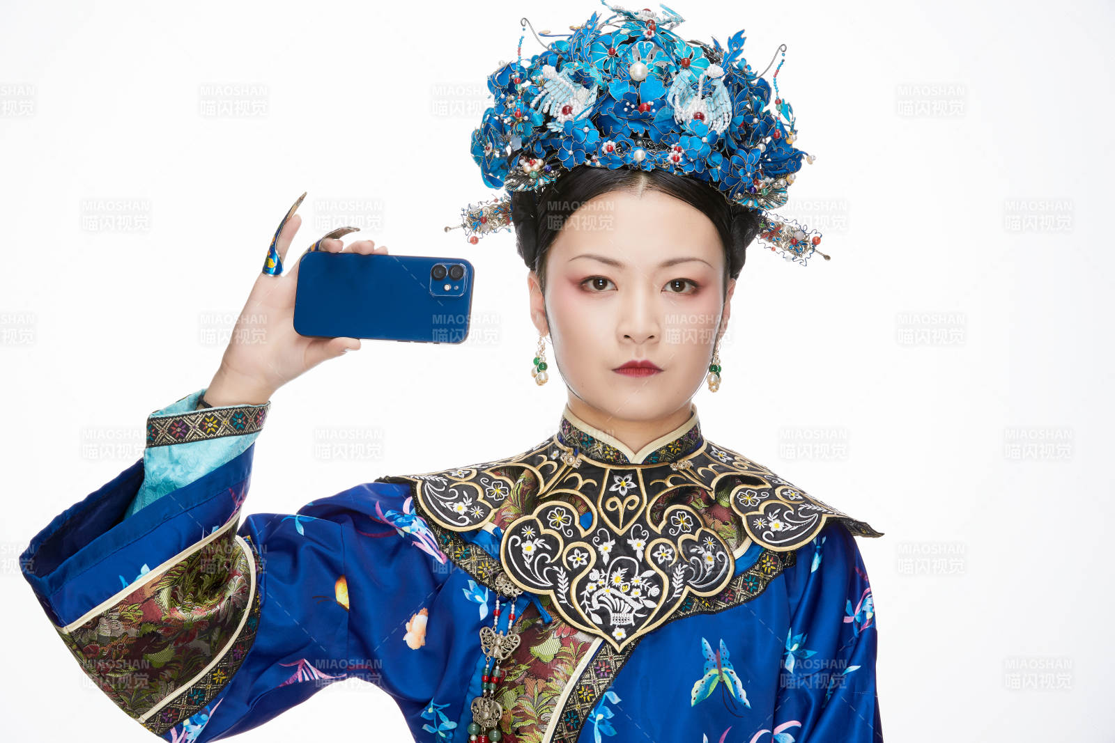 手持苹果手机的清代皇后古装造型