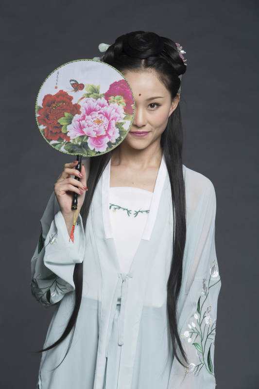 身穿古装的汉服女性人像汉服影棚拍摄