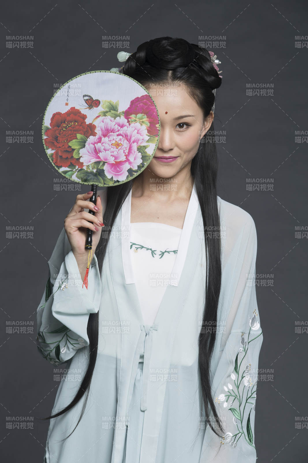 身穿古装的汉服女性人像汉服影棚拍摄