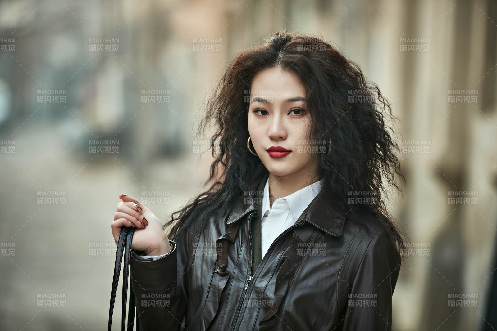 老舊城區里穿著復古港風的美麗清純少女