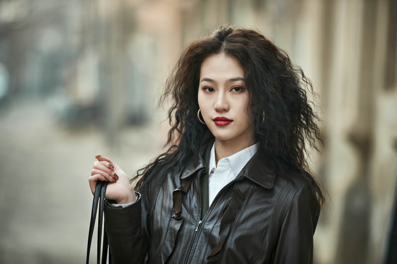 老旧城区里穿着复古港风的美丽清纯少女