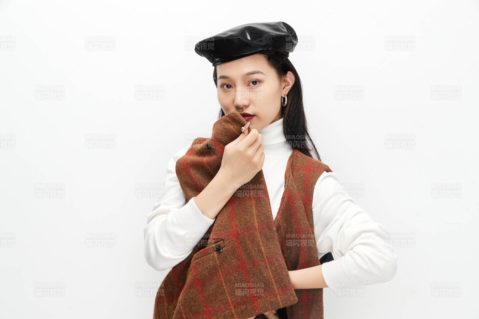 身穿复古服装的亚洲少女人像