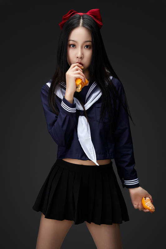 吃水果的亚洲东方长发少女