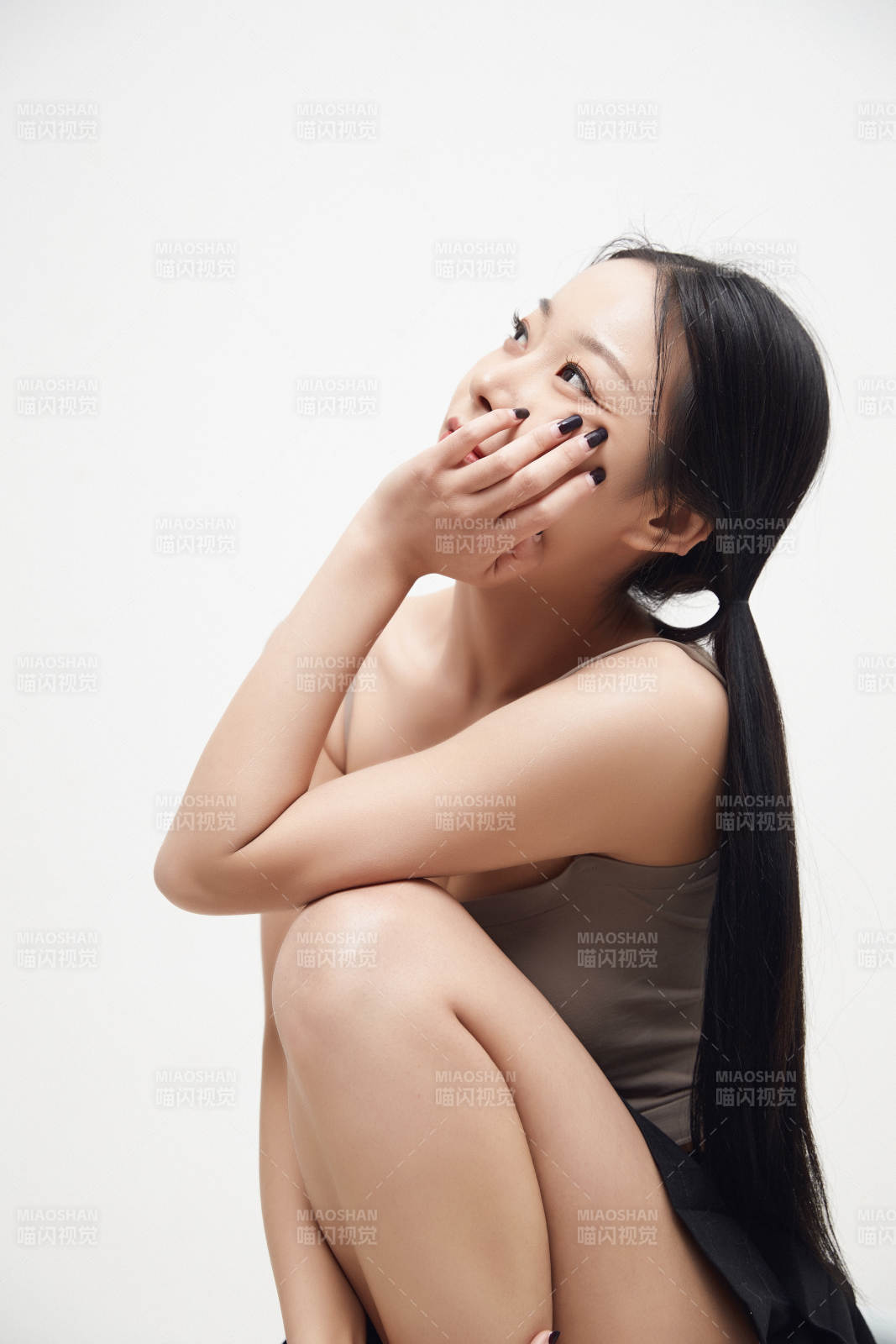 白色背景下的美丽可爱大学生