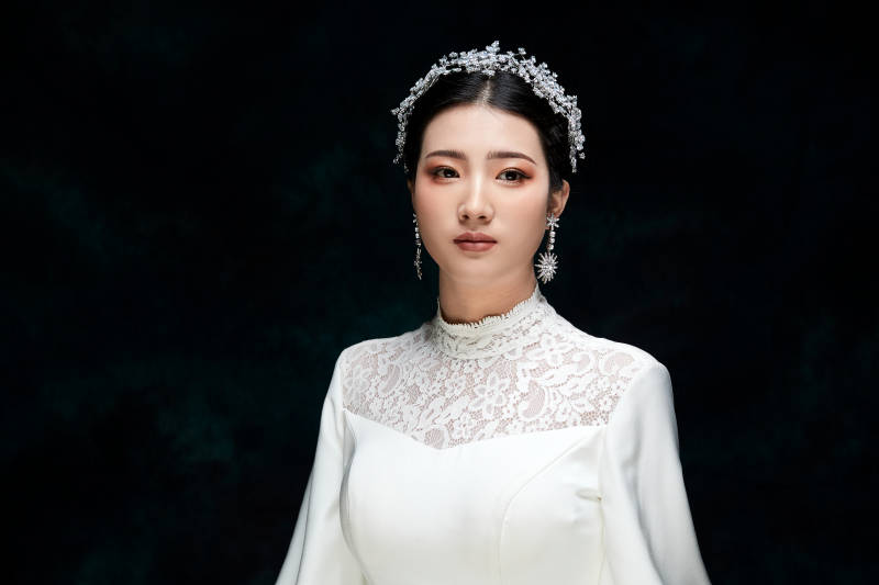黑色背景下的女性复古婚纱妆面