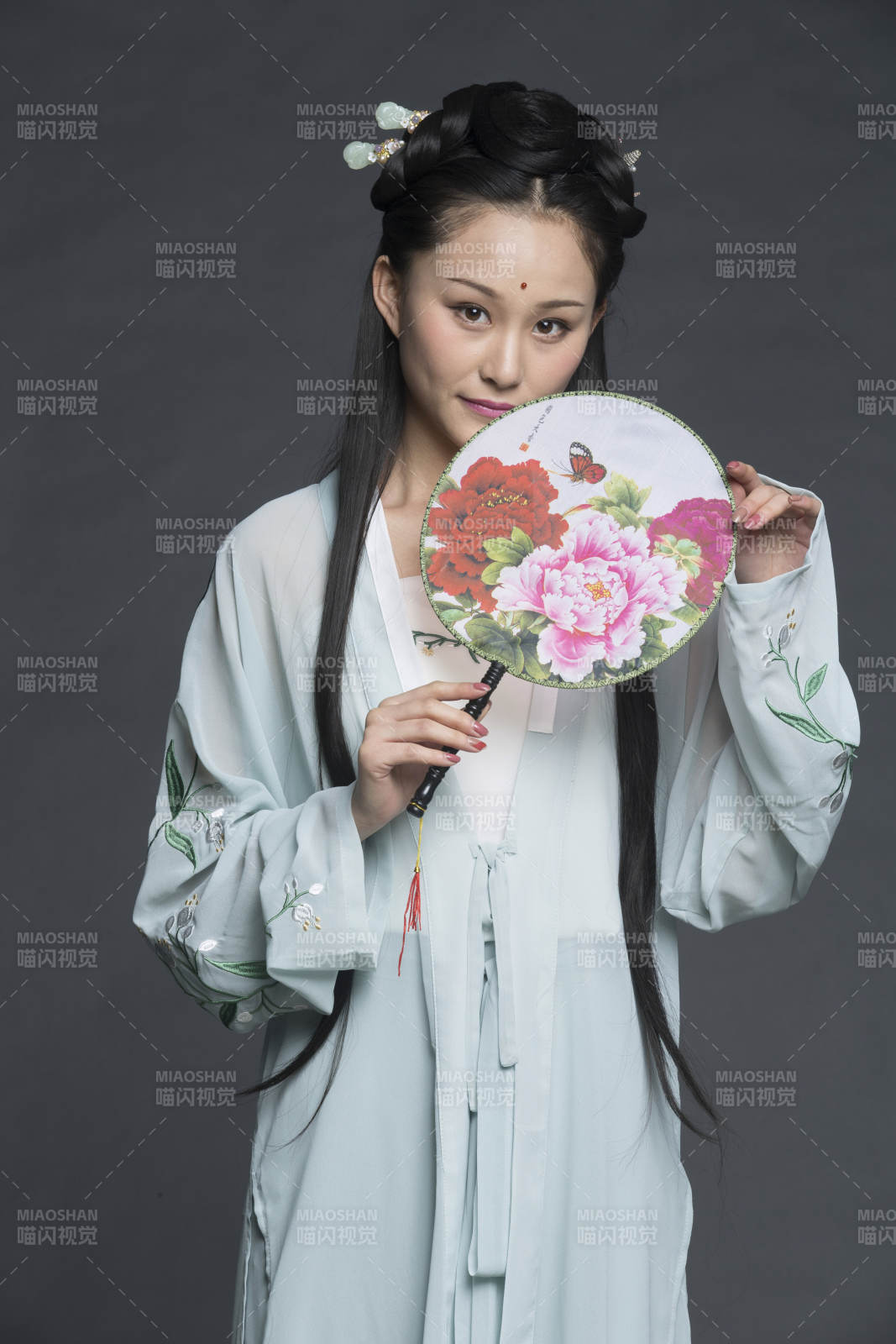 身穿古装的汉服女性人像汉服影棚拍摄图片