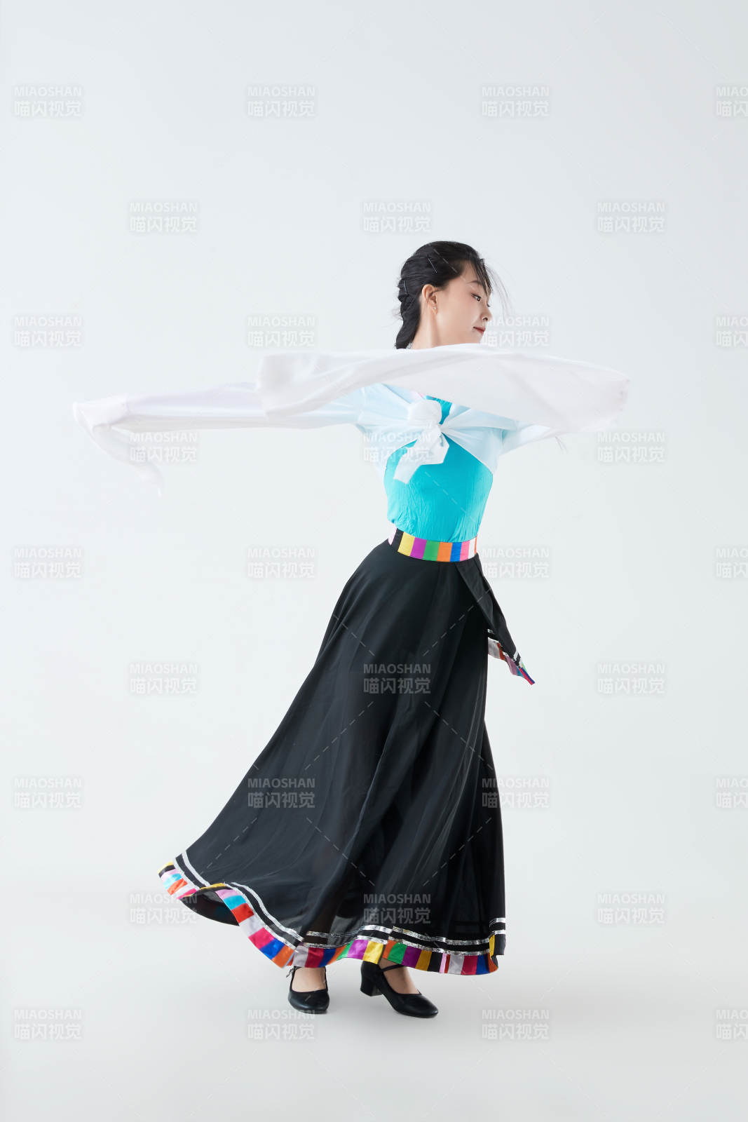 穿着藏族服饰跳着藏族舞蹈的少女