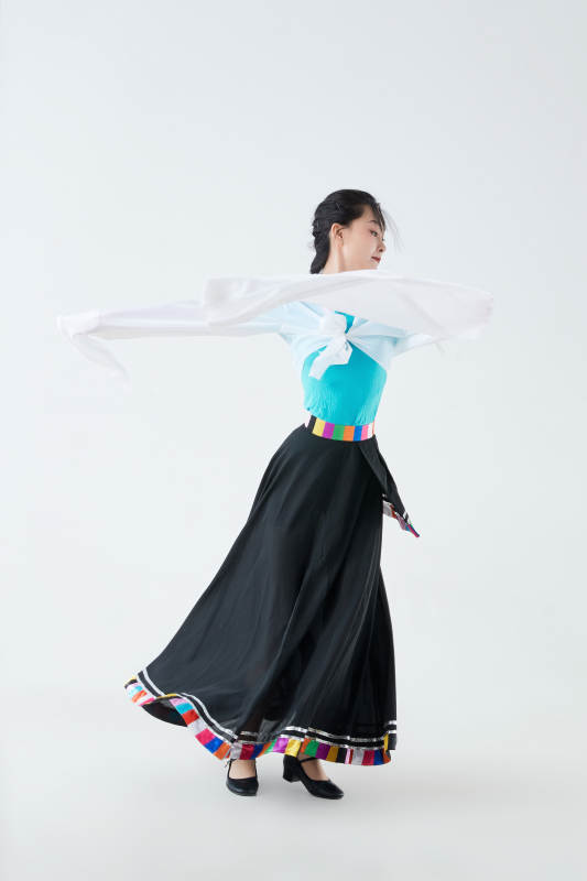 穿着藏族服饰跳着藏族舞蹈的少女