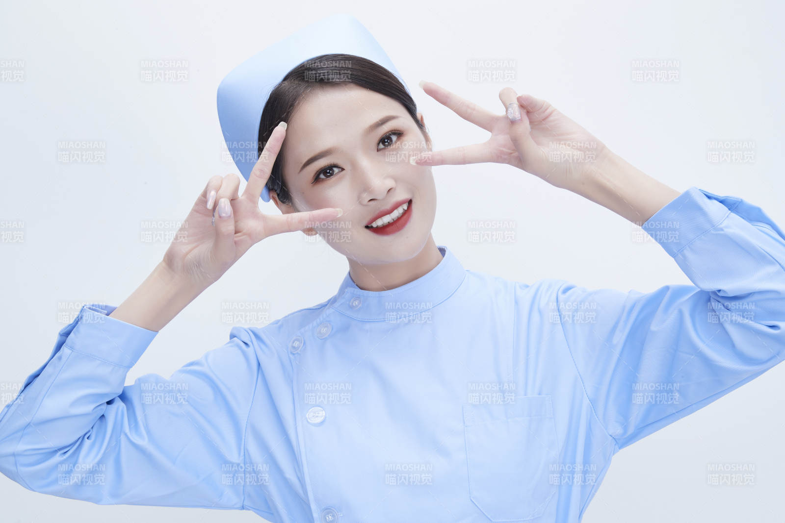 身穿藍(lán)色護(hù)士服展示各種表情的漂亮女護(hù)士