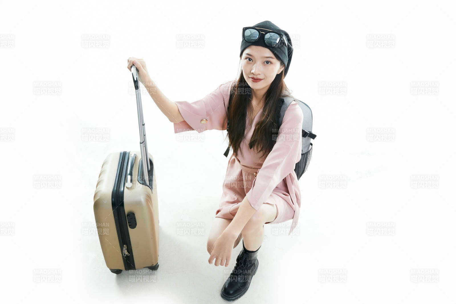 白色背景下准备出发旅行的美丽东方女大学生图片