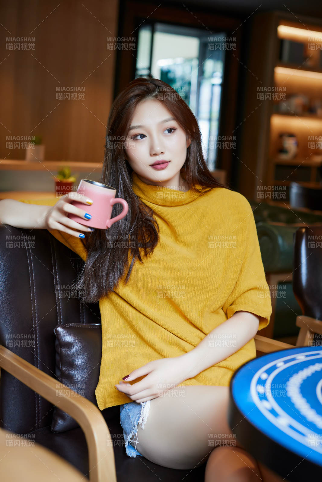 在图书咖啡馆阅读书籍的少女