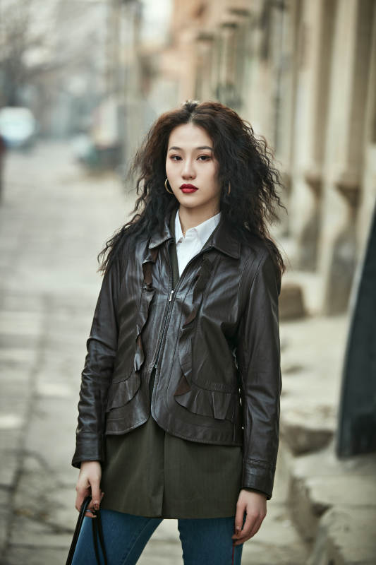 老旧城区里穿着复古港风的美丽清纯少女