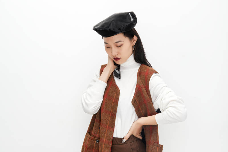 身穿复古服装的亚洲少女人像