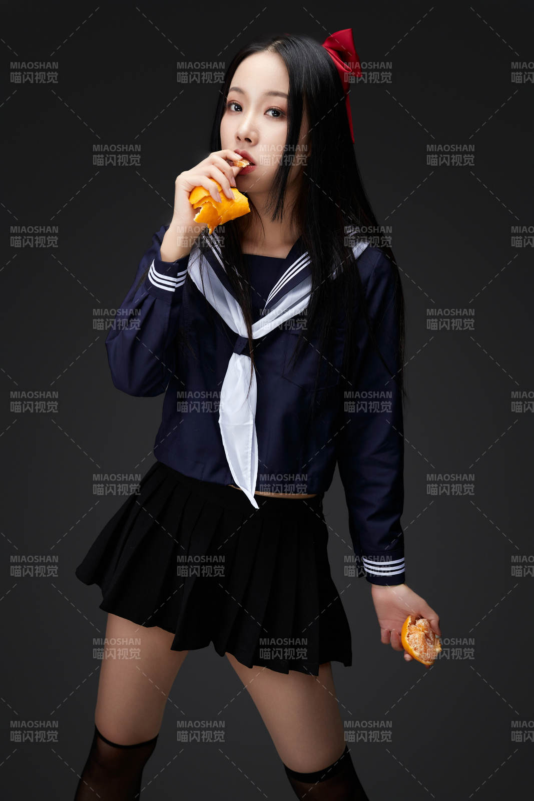 吃水果的亚洲东方长发少女