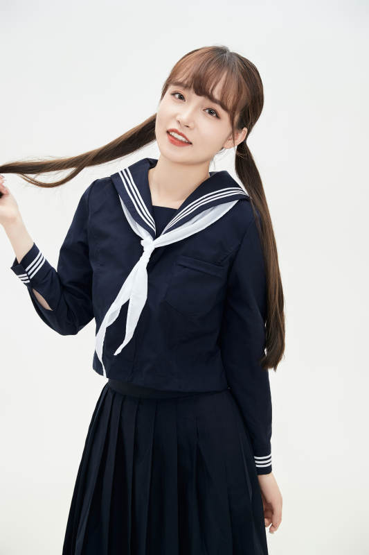 身穿日系高中制服的美丽少女