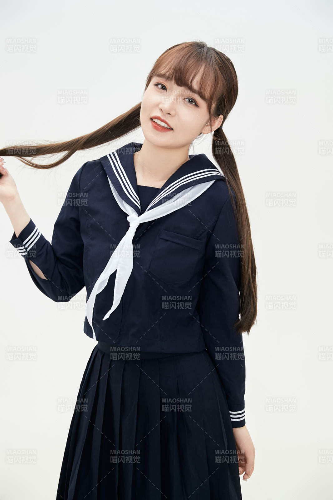 身穿日系高中制服的美丽少女