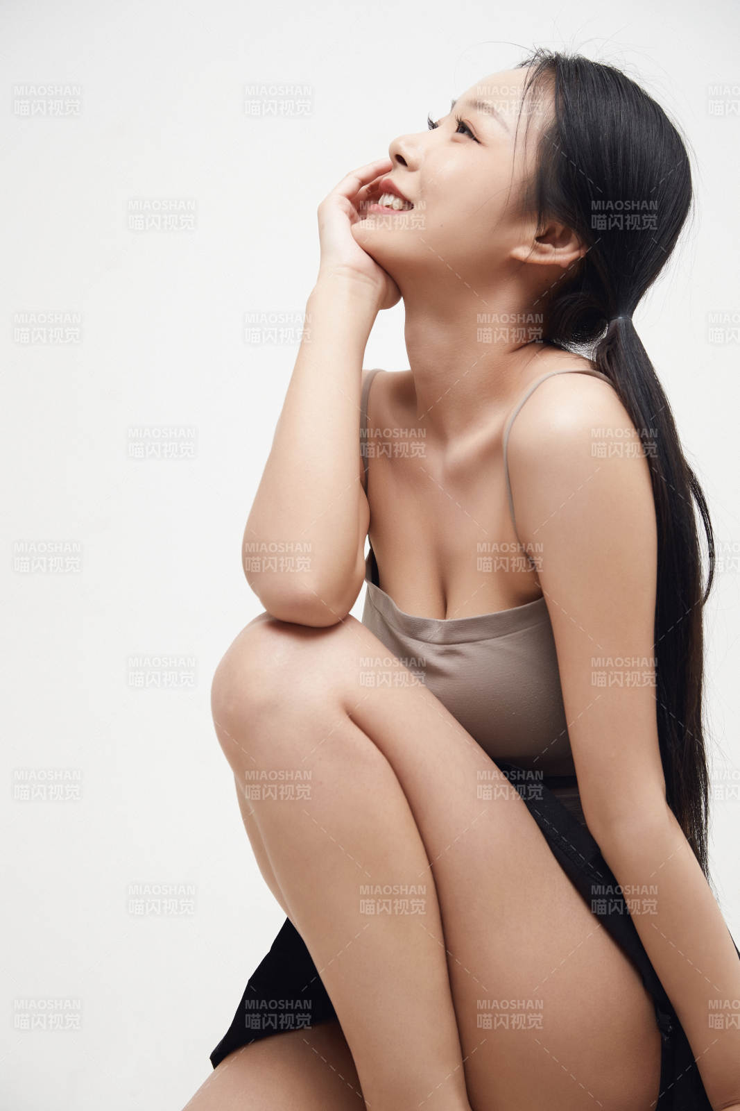 白色背景下的美麗可愛大學(xué)生