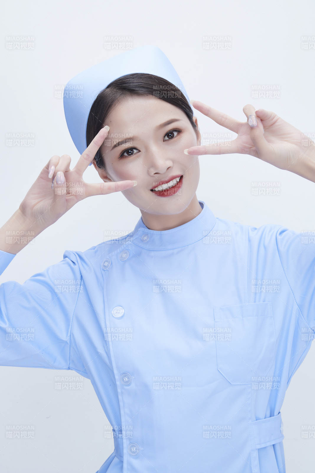 身穿藍(lán)色護(hù)士服展示各種表情的漂亮女護(hù)士