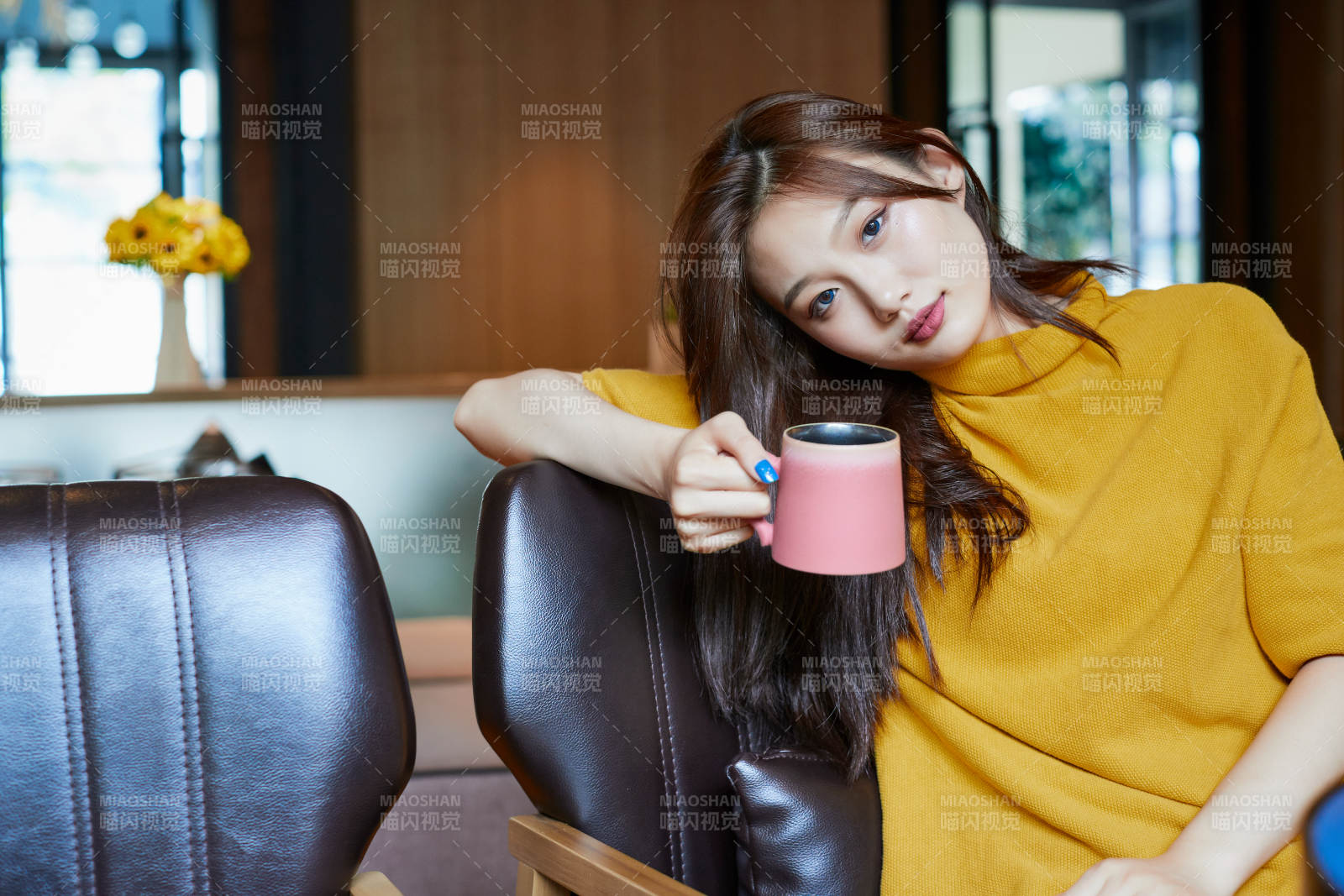 在图书咖啡馆阅读书籍的少女