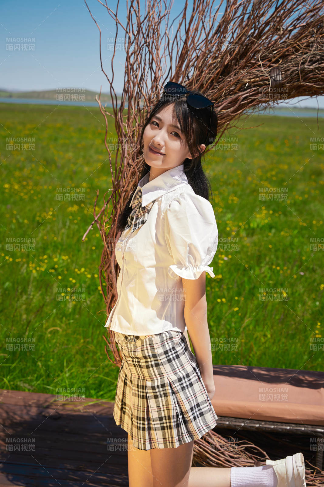 盛夏在草原湿地公园游玩的姑娘