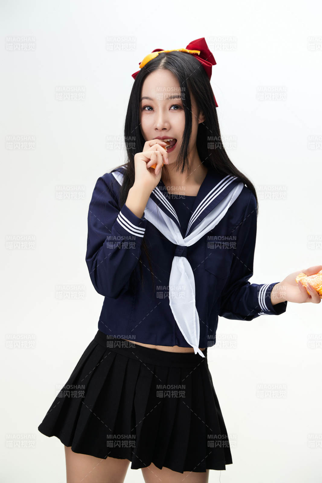 吃水果的亚洲东方长发少女