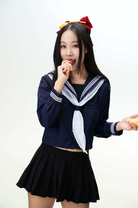 吃水果的亚洲东方长发少女