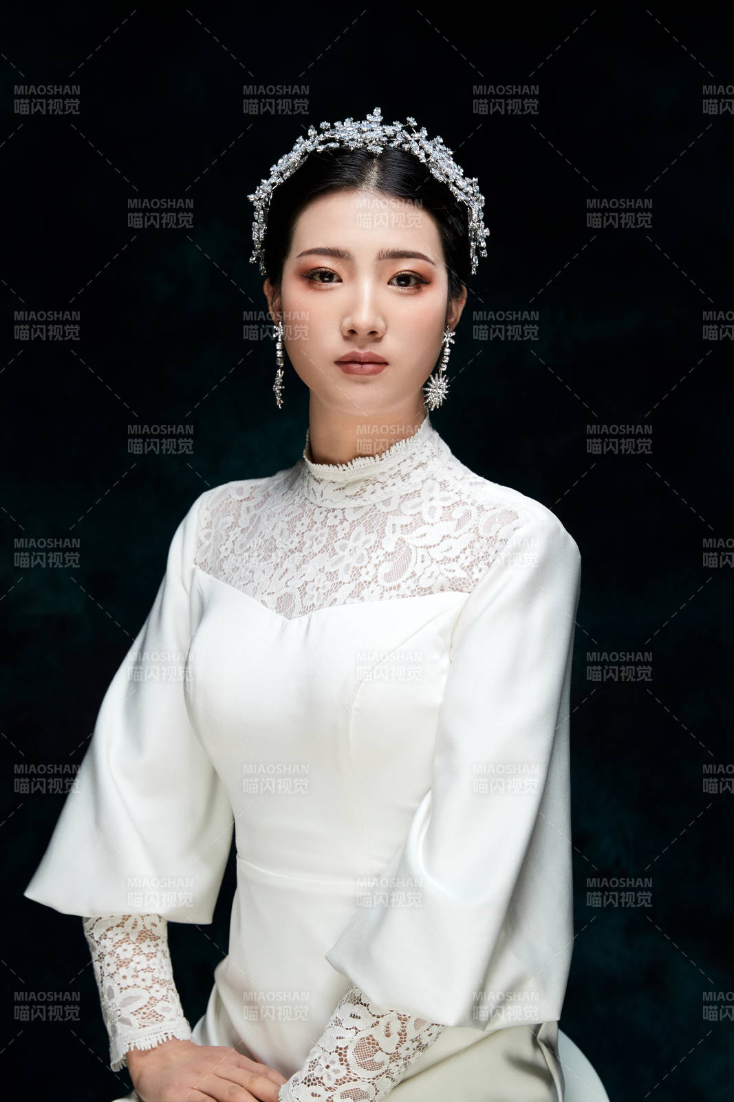 黑色背景下的女性复古婚纱妆面图片