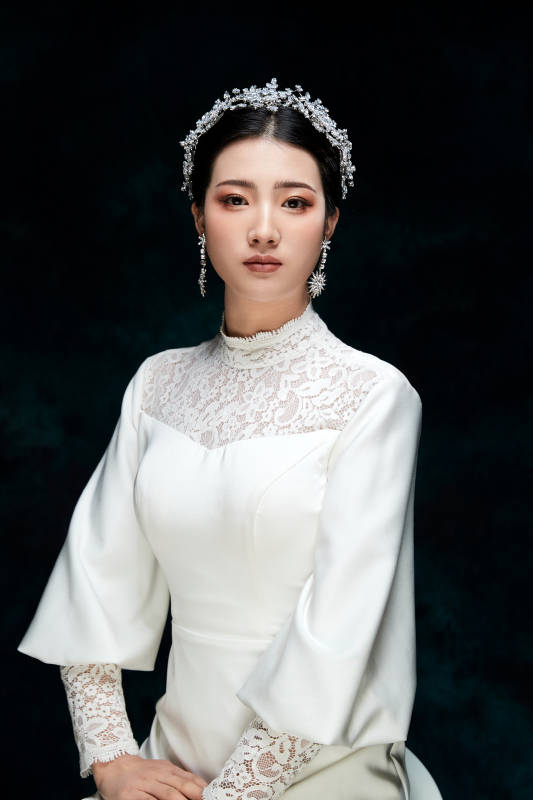 黑色背景下的女性复古婚纱妆面