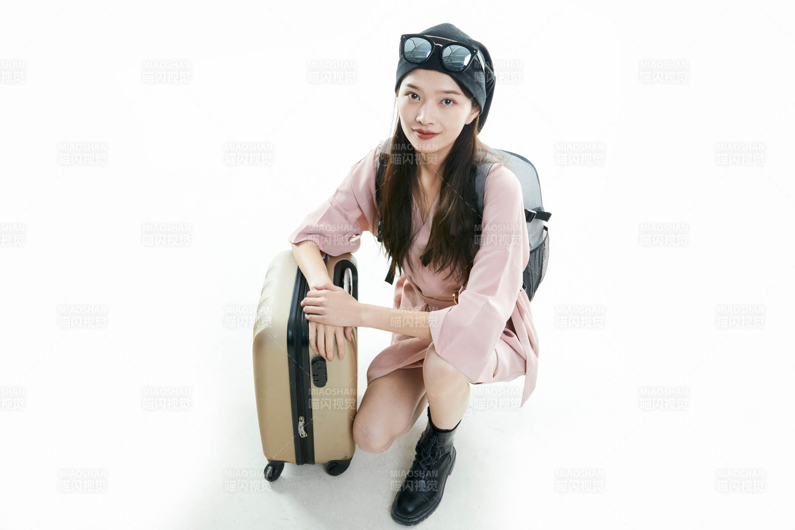 白色背景下准备出发旅行的美丽东方女大学生