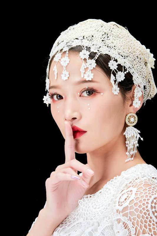 黑色背景下的美妆新娘彩妆人像