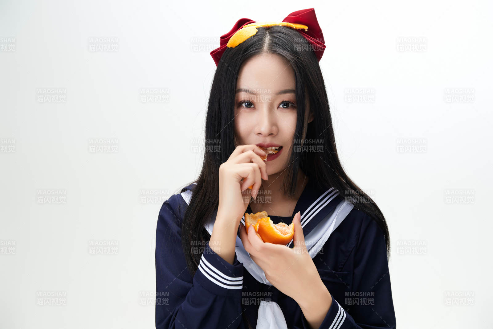 吃水果的亚洲东方长发少女