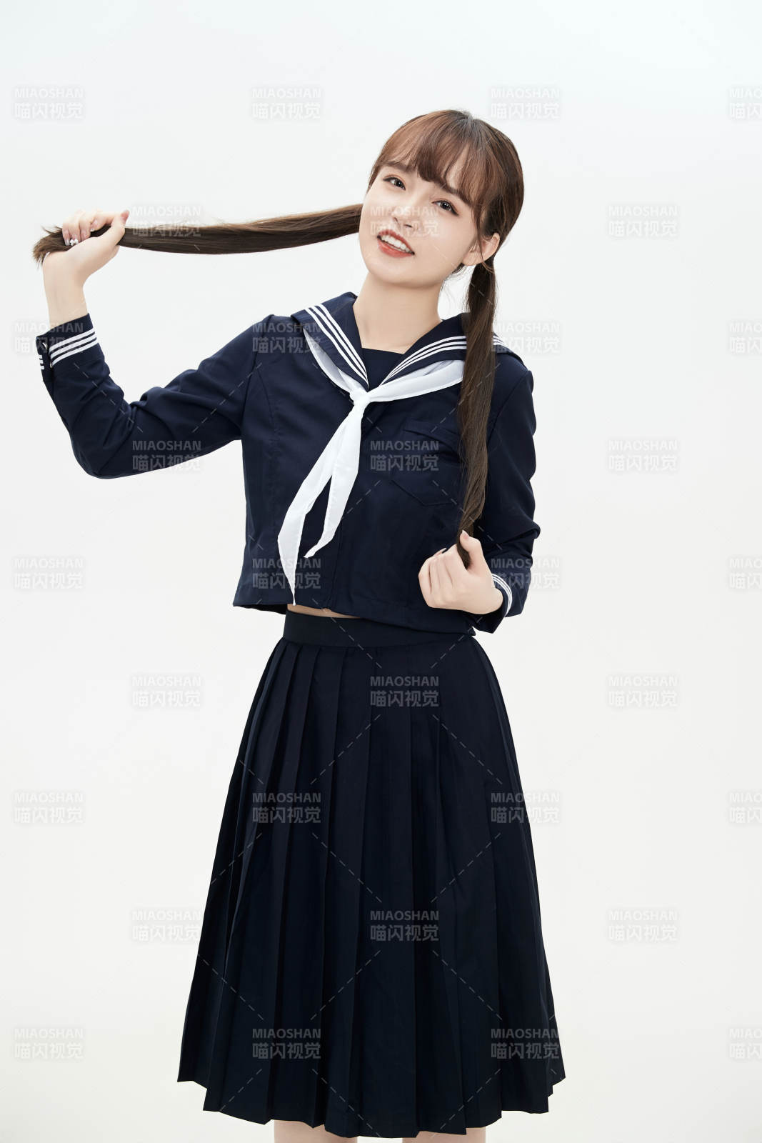 身穿日系高中制服的美麗少女