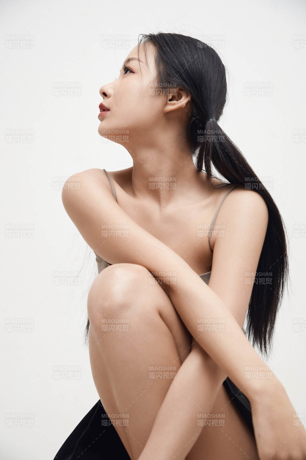 白色背景下的美麗可愛大學生