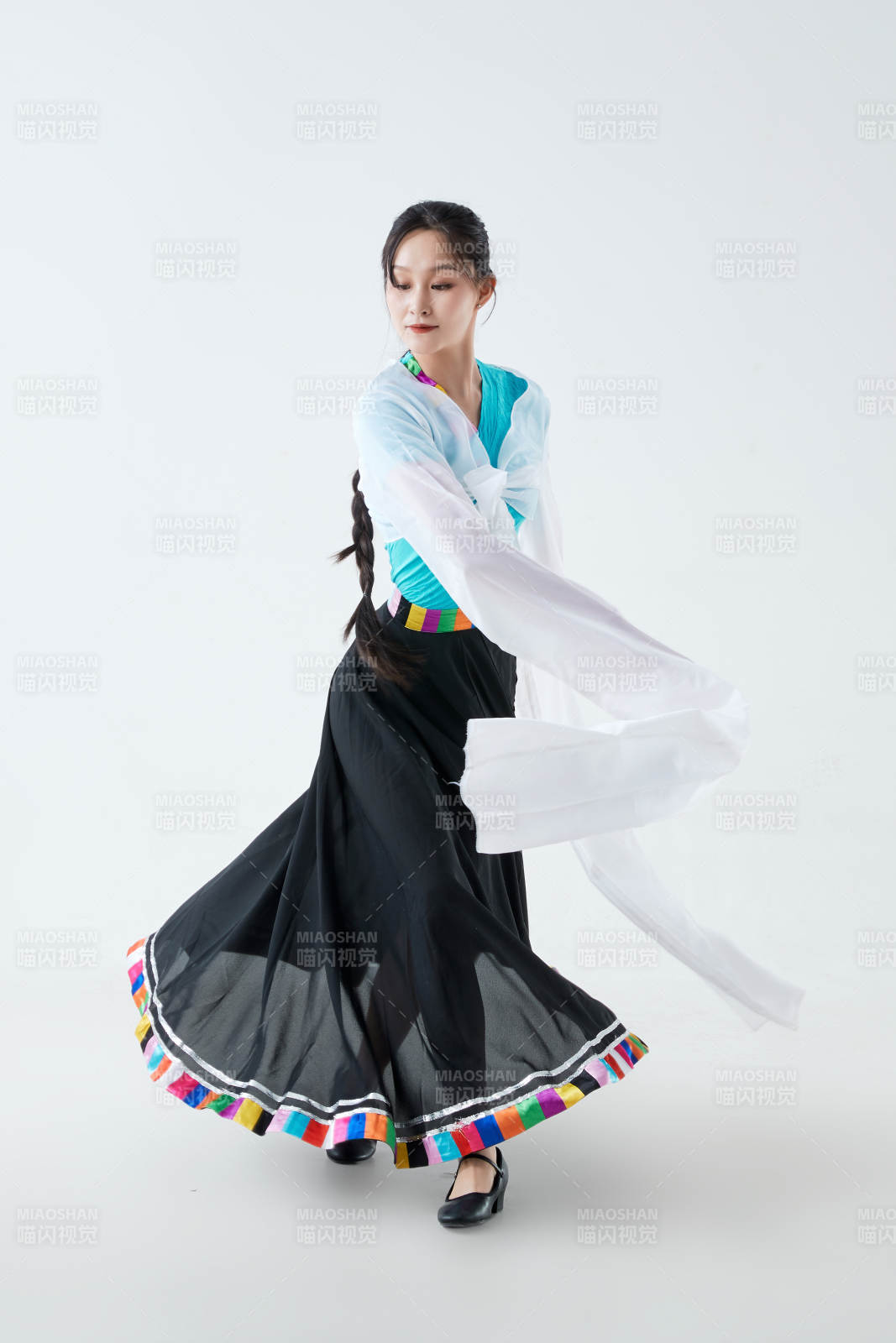 穿着藏族服饰跳着藏族舞蹈的少女