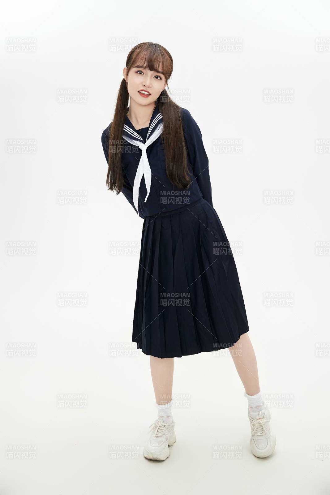 身穿日系高中制服的美丽少女