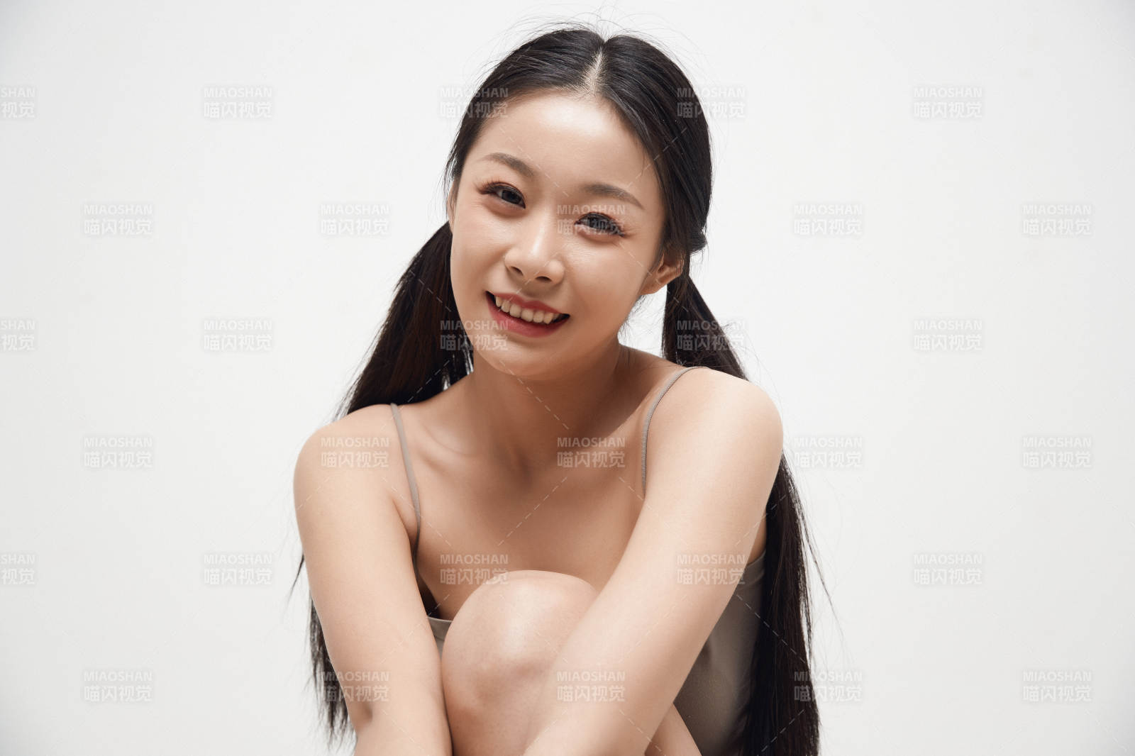 白色背景下的美丽可爱大学生