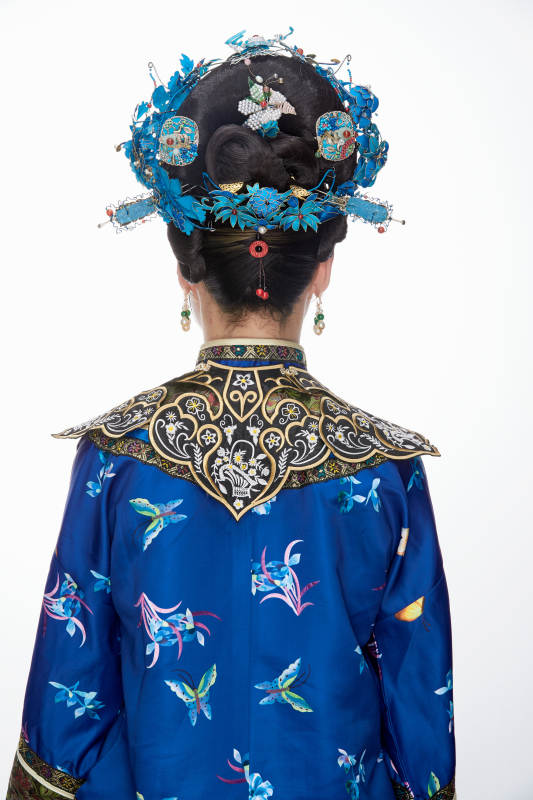 白色背景下的清代女性古装造型清朝古装