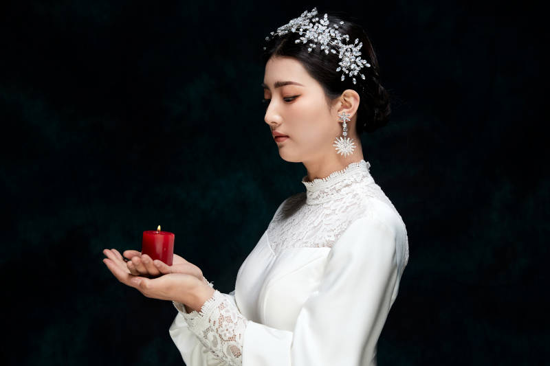 黑色背景下的女性复古婚纱妆面