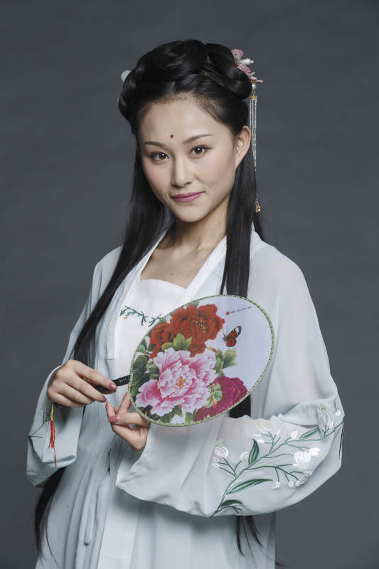 身穿古装的汉服女性人像汉服影棚拍摄