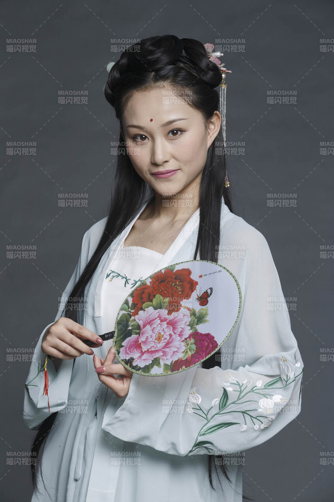 身穿古装的汉服女性人像汉服影棚拍摄